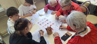 Seniorzy i uczniowie w czasie zadania programu H2H