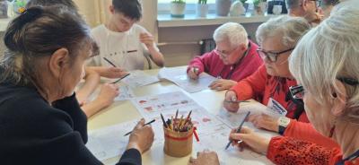 Seniorzy i uczniowie w czasie zadania programu H2H