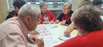 Seniorzy i uczniowie w czasie zadania programu H2H