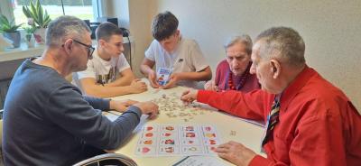 Seniorzy i uczniowie w czasie zadania programu H2H