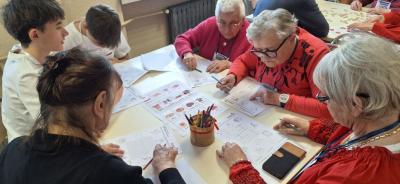 Seniorzy i uczniowie w czasie zadania programu H2H