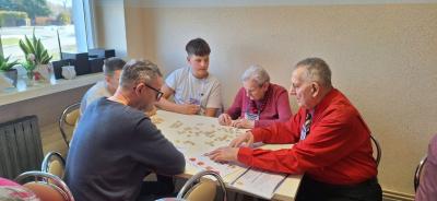 Seniorzy i uczniowie w czasie zadania programu H2H