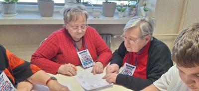 Seniorzy i uczniowie w czasie zadania programu H2H