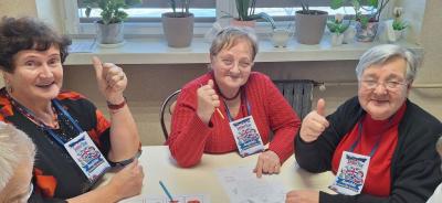 Seniorzy i uczniowie w czasie zadania programu H2H