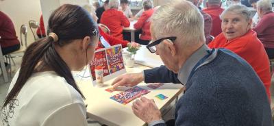 Seniorzy i uczniowie w czasie zadania programu H2H