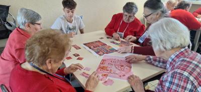 Seniorzy i uczniowie w czasie zadania programu H2H