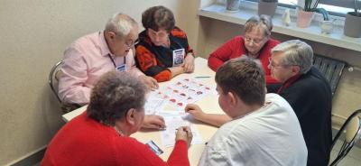 Seniorzy i uczniowie w czasie zadania programu H2H