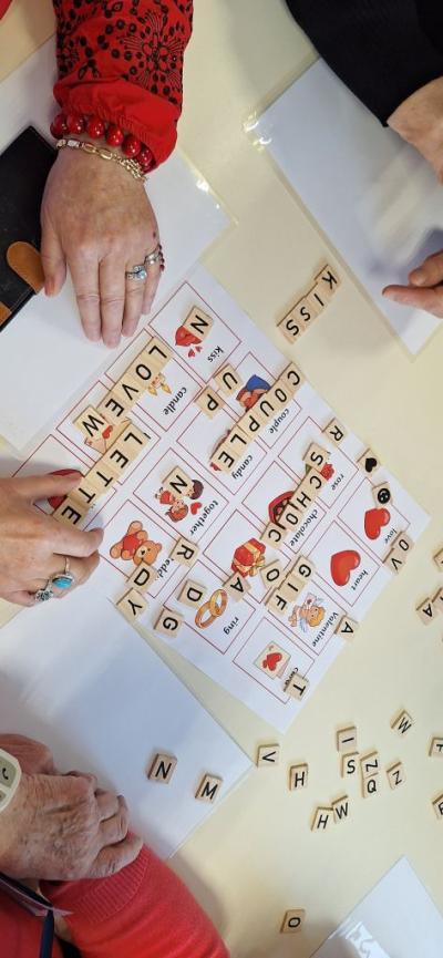 Seniorzy i uczniowie w czasie zadania programu H2H