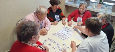 Seniorzy i uczniowie w czasie zadania programu H2H