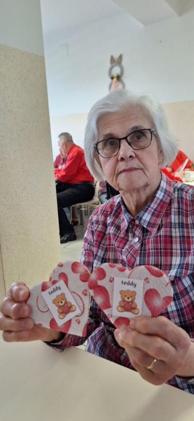 Seniorzy i uczniowie w czasie zadania programu H2H