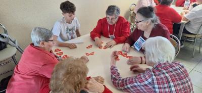 Seniorzy i uczniowie w czasie zadania programu H2H