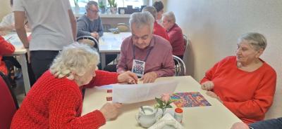 Seniorzy i uczniowie w czasie zadania programu H2H