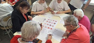 Seniorzy i uczniowie w czasie zadania programu H2H