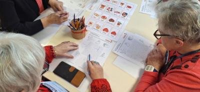 Seniorzy i uczniowie w czasie zadania programu H2H