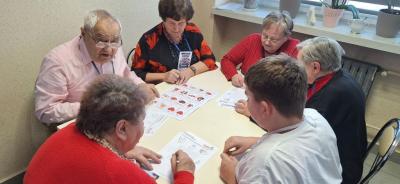 Seniorzy i uczniowie w czasie zadania programu H2H