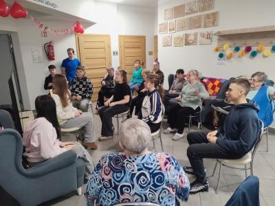 Seniorzy i uczniowie w czasie zadania programu H2H