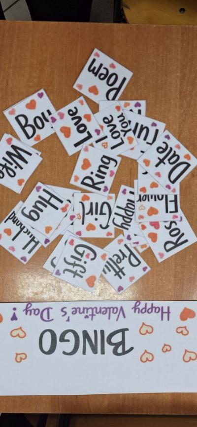 Seniorzy i uczniowie w czasie zajęć programowych