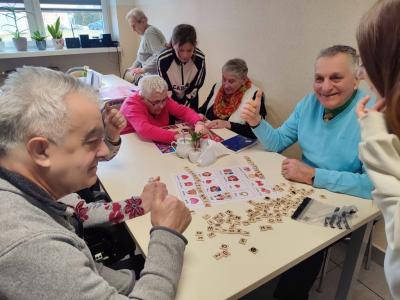 Seniorzy i uczniowie w czasie zadania programu H2H