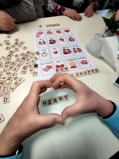 Seniorzy i uczniowie w czasie zajęć programowych