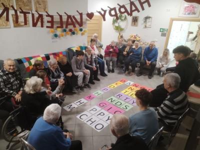 Seniorzy i uczniowie w czasie zajęć programowych