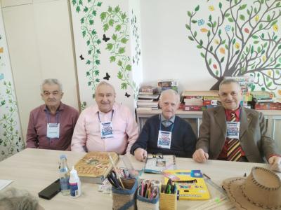 Seniorzy i uczniowie w czasie zajęć programowych