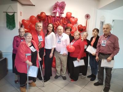 Seniorzy i uczniowie w czasie zajęć programowych