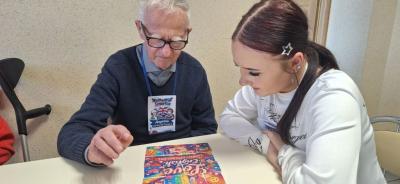 Seniorzy i uczniowie w czasie zajęć programowych