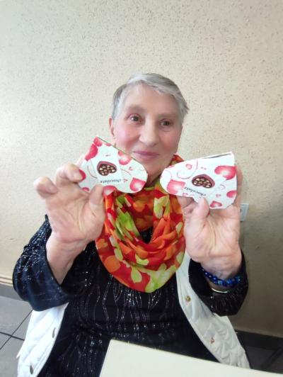 Seniorzy i uczniowie w czasie zajęć programu H2h