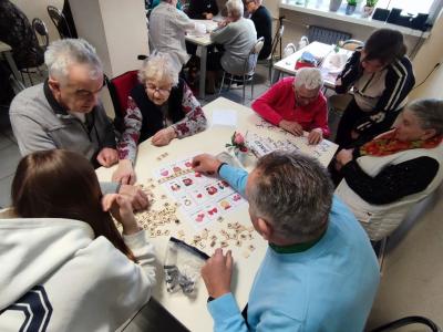 Seniorzy i uczniowie w czasie zajęć programu H2h