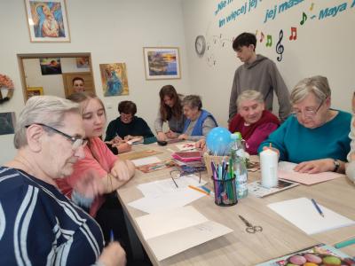 Seniorzy i uczniowie w czasie zajęć programu H2h