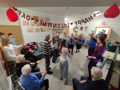 Seniorzy i uczniowie w czasie zajęć programu H2h