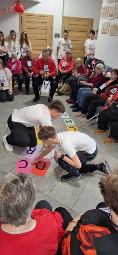 Seniorzy uczestniczą w zadaniach programu H2H