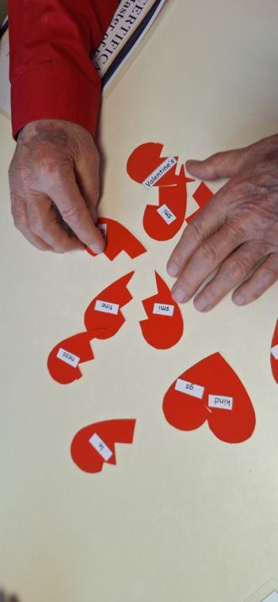 Seniorzy w czasie zajęć językowych