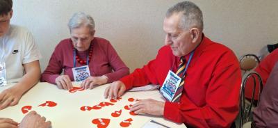 Seniorzy w czasie zajęć językowych