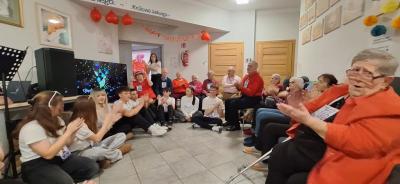 Seniorzy z trakcie zajęć programowych