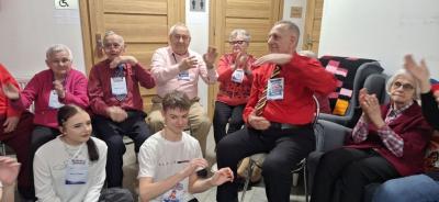 Seniorzy z trakcie zajęć programowych