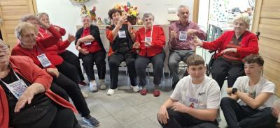 Seniorzy z trakcie zajęć programowych