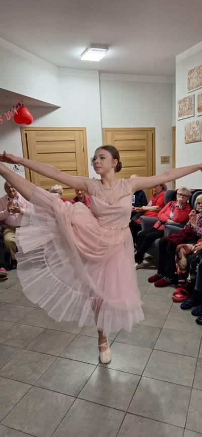 Taniec w wykonaniu uczennicy