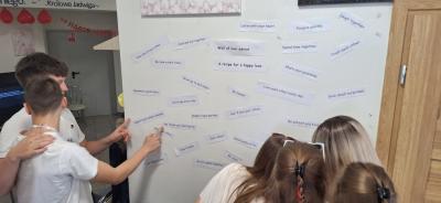 Uczniowie w trakcie podsumowania zadania projektowego