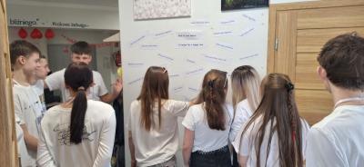 Uczniowie w trakcie podsumowania zadania projektowego