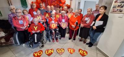 Zdjęcie grupowe uczniów z Seniorami