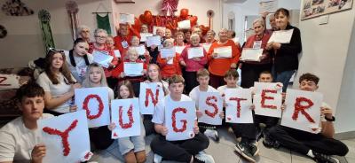 Zdjęcie grupowe uczniów z Seniorami