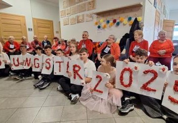 Grupa uczniów programu Youngster wraz z Seniorami