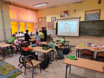 Praca grupowa – „Wiosenne drzewo”