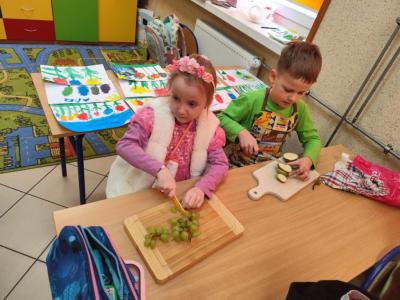 Przygotowanie wiosennej sałatki owocowej