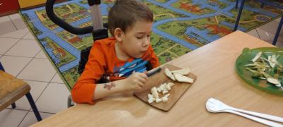 Przygotowanie wiosennej sałatki owocowej