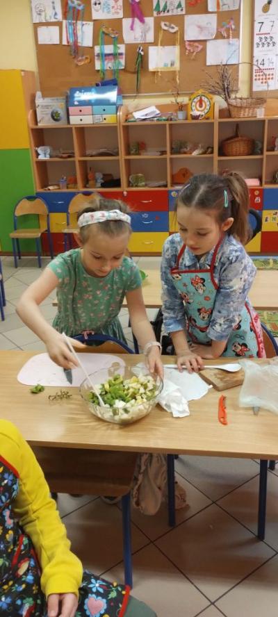 Przygotowanie wiosennej sałatki owocowej