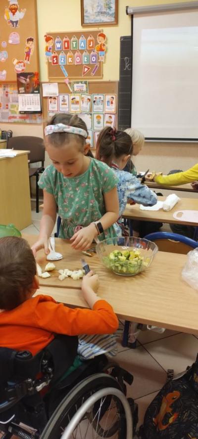 Przygotowanie wiosennej sałatki owocowej