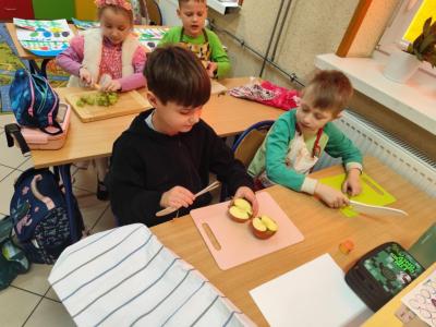 Przygotowanie wiosennej sałatki owocowej