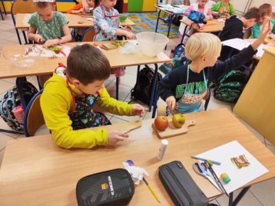 Przygotowanie wiosennej sałatki owocowej